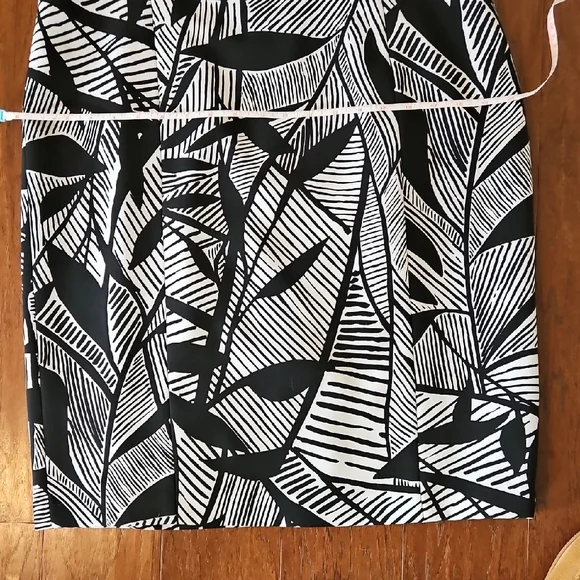 Kasper Black and White Midi Dress with Sophisticated Style - Picture 9 of 10